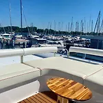 Botel Hausboot Mit Traumlage In Luebeck-travemuende *