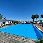Hausboot Mit Traumlage In Luebeck-travemuende *