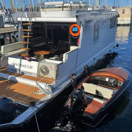 Hausboot Mit Traumlage In Luebeck-travemuende Bateau-hôtel