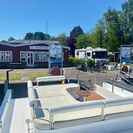 Hausboot Mit Traumlage In Luebeck-travemuende *