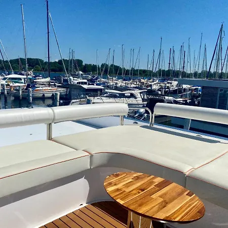 Bådhotel Hausboot Mit Traumlage In Luebeck-travemuende *