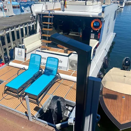 Hausboot Mit Traumlage In Luebeck-travemuende * Lubeck