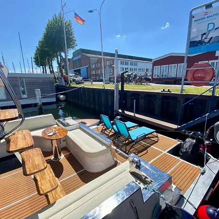 Hausboot Mit Traumlage In Luebeck-travemuende Botel