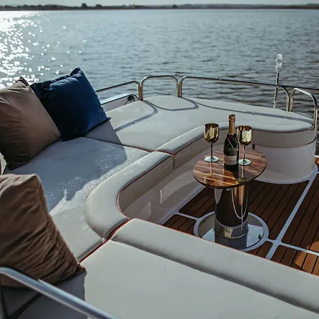 Hausboot Mit Traumlage In Luebeck-travemuende Botel *