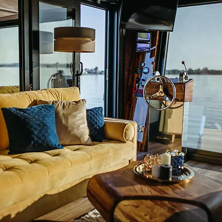 Hausboot Mit Traumlage In Luebeck-travemuende Lubeck