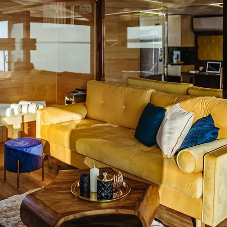 Hausboot Mit Traumlage In Luebeck-travemuende Botel