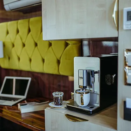 Hausboot Mit Traumlage In Luebeck-travemuende