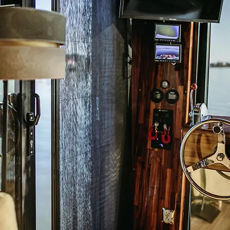 Hausboot Mit Traumlage In Luebeck-travemuende Botel Lübeck