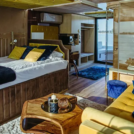 Botel Hausboot Mit Traumlage In Luebeck-travemuende Lübeck