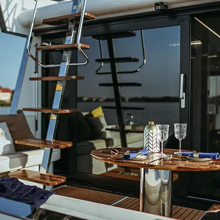 Hausboot Mit Traumlage In Luebeck-travemuende Botel