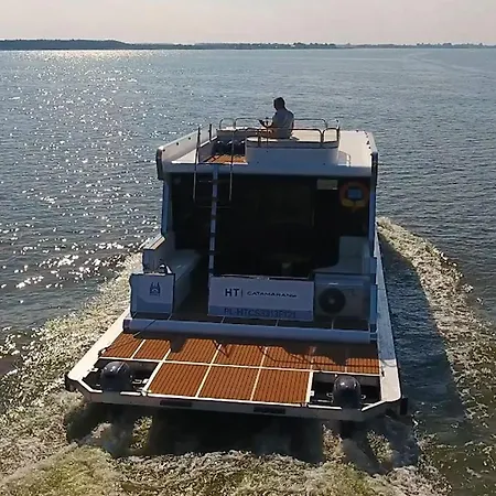Hausboot Mit Traumlage In Luebeck-travemuende Botel