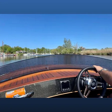 Hausboot Mit Traumlage In Luebeck-travemuende *