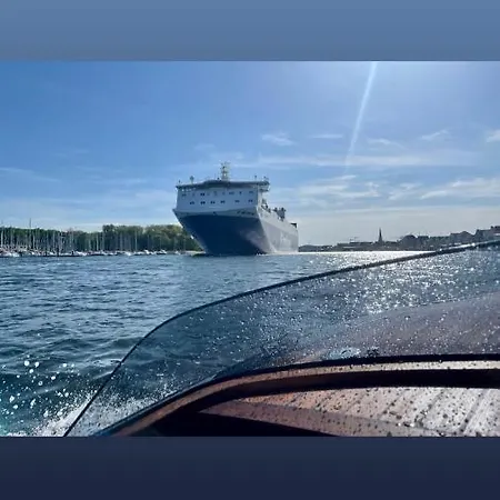 Hausboot Mit Traumlage In Luebeck-travemuende *