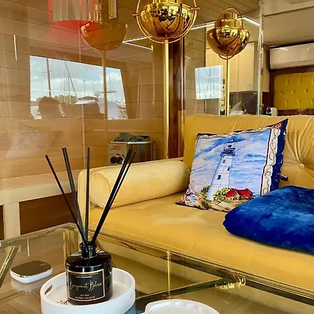 Hausboot Mit Traumlage In Luebeck-travemuende *