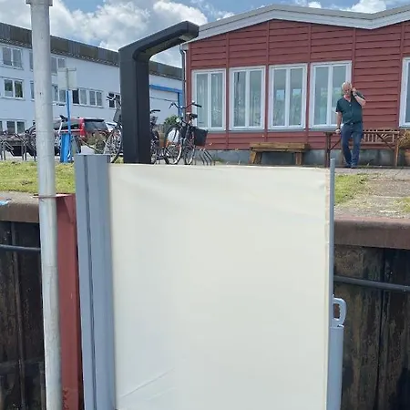 보트호텔 Hausboot Mit Traumlage In Luebeck-travemuende *