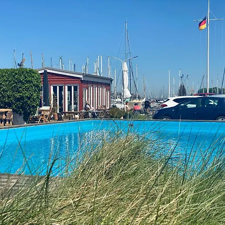 Hausboot Mit Traumlage In Luebeck-travemuende Botel *