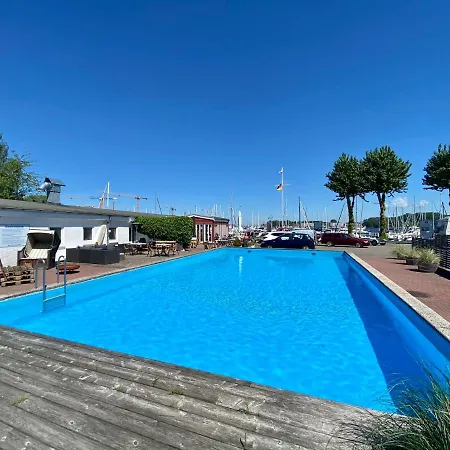 Hausboot Mit Traumlage In Luebeck-travemuende *