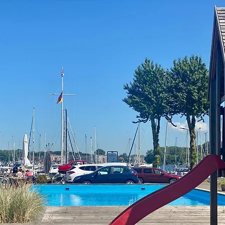 보트호텔 Hausboot Mit Traumlage In Luebeck-travemuende