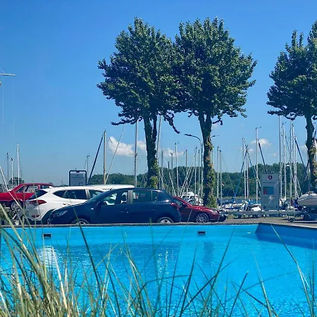 Hausboot Mit Traumlage In Luebeck-travemuende *