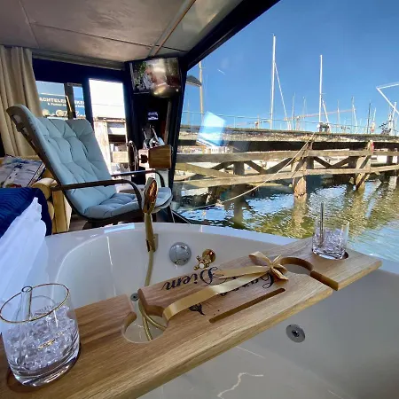 Botel Hausboot Mit Traumlage In Luebeck-travemuende
