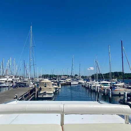 Bådhotel Hausboot Mit Traumlage In Luebeck-travemuende