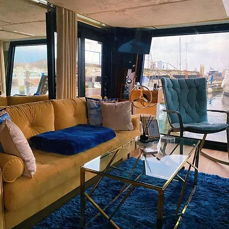 Hausboot Mit Traumlage In Luebeck-travemuende *