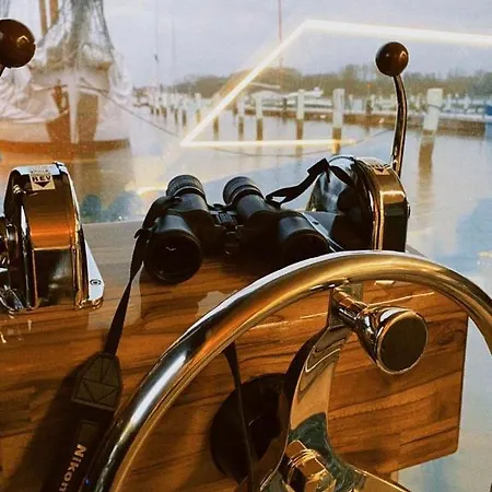 Hausboot Mit Traumlage In Luebeck-travemuende Botel