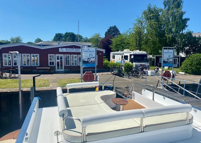 Hausboot Mit Traumlage In Luebeck-travemuende *