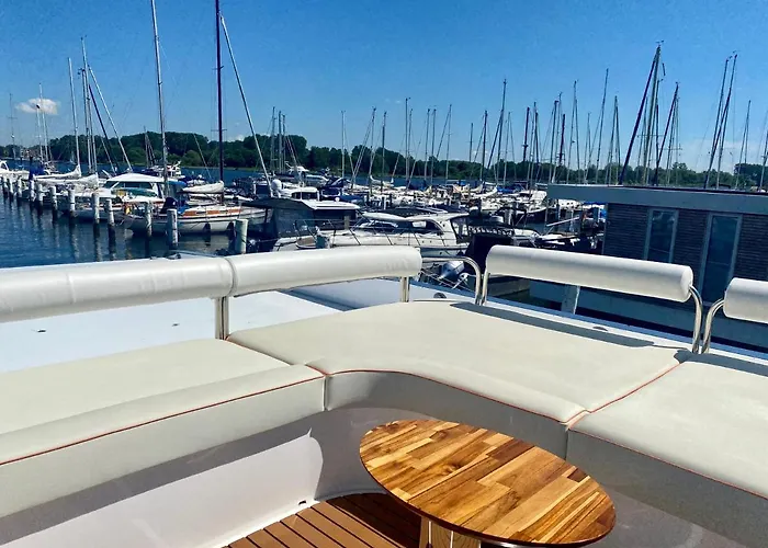 Båthotell Hausboot Mit Traumlage In Luebeck-travemuende *