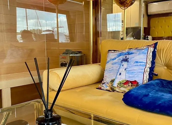 Hausboot Mit Traumlage In Luebeck-travemuende *