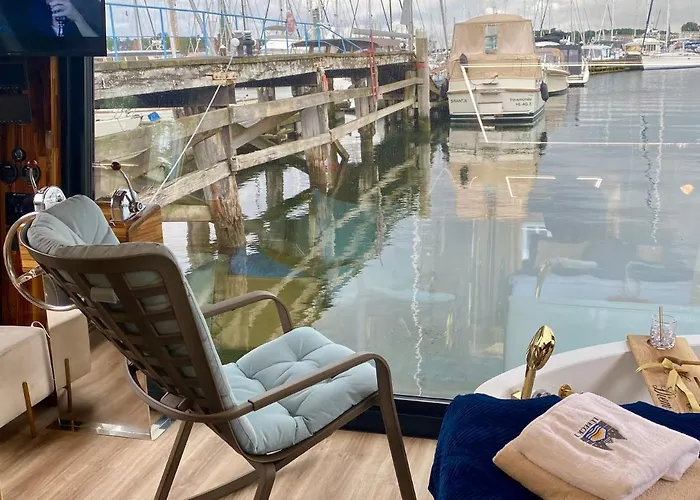 Hausboot Mit Traumlage In Luebeck-travemuende * Lübeck