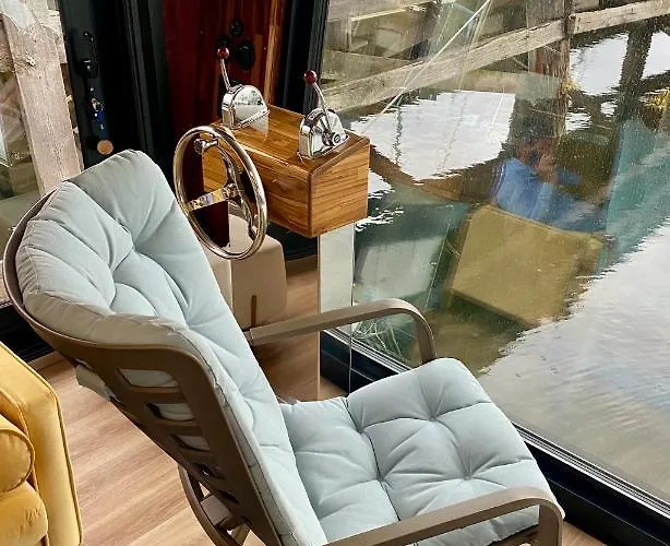 Båthotell Hausboot Mit Traumlage In Luebeck-travemuende Lübeck