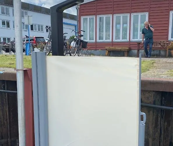 Båthotell Hausboot Mit Traumlage In Luebeck-travemuende *