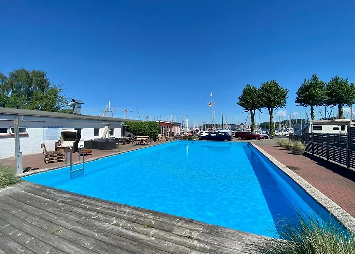 Hausboot Mit Traumlage In Luebeck-travemuende *