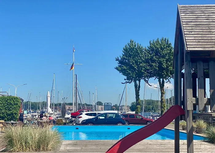 Båthotell Hausboot Mit Traumlage In Luebeck-travemuende