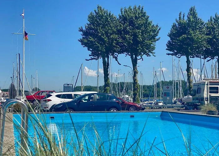 Hausboot Mit Traumlage In Luebeck-travemuende *