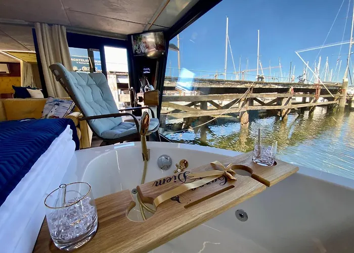 Båthotell Hausboot Mit Traumlage In Luebeck-travemuende
