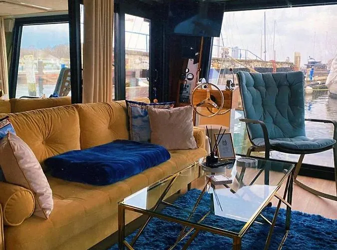 Hausboot Mit Traumlage In Luebeck-travemuende *